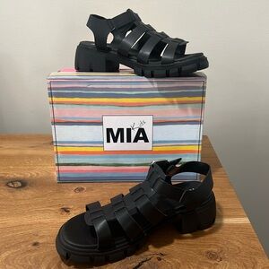 NEW MIA Havien Black Malta Lug Sole Sandals Big Girls Size 6 Reg. $49